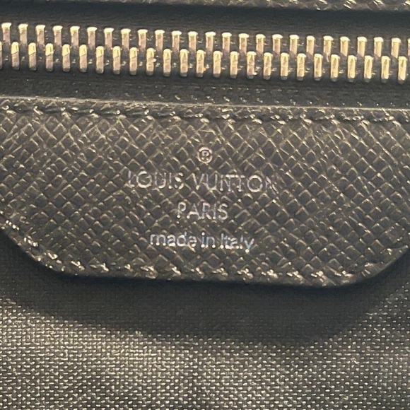 Louis Vuitton Taiga Messenger Bag Black Crossbody Old Money Luxury Maximalist - Picture 12 of 16